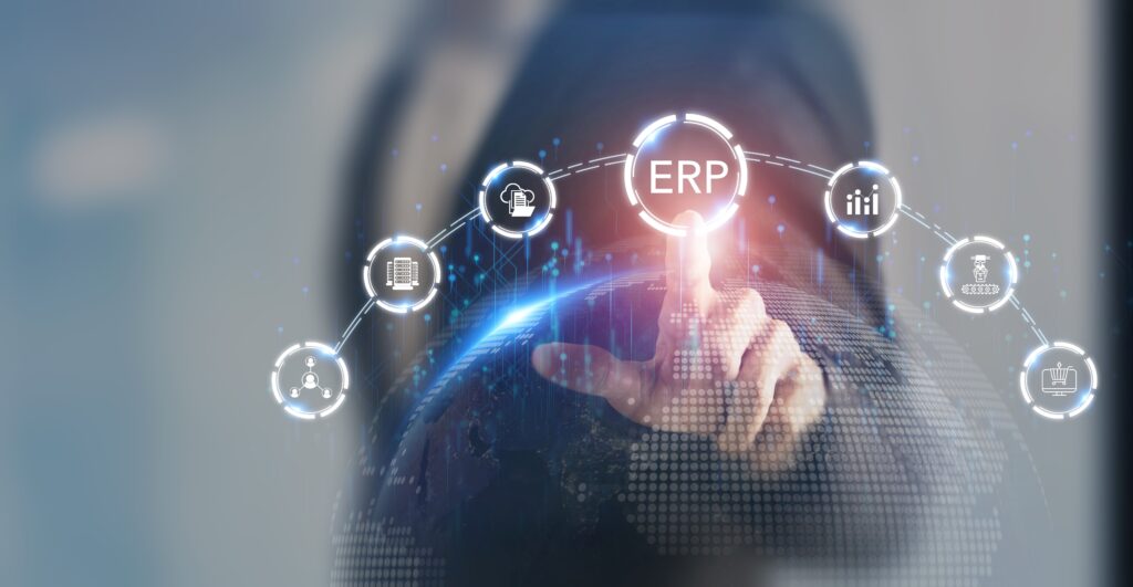 Ein futuristisches Bild, das die Verwendung eines ERP-Systems (Enterprise Resource Planning) darstellt. Eine Hand zeigt auf ein schwebendes "ERP"-Symbol, umgeben von verschiedenen Symbolen, die verschiedene Geschäftsprozesse darstellen, wie Finanzwesen, Personalwesen, Produktion und Lagerverwaltung. Im Hintergrund ist ein digitales Globusbild zu sehen, das die globale Vernetzung und den technologischen Fortschritt in der Metallverarbeitung symbolisiert.