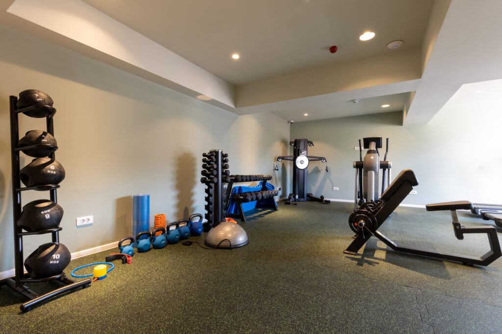 Gerätebereich im Homegym mit neutralem Licht | LED Profile