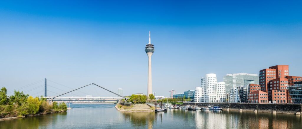 Panorama der Skyline von Duesseldorf mit Rheinturm und MedienHafen – Standortfaktor fuer MRT Duesseldorf