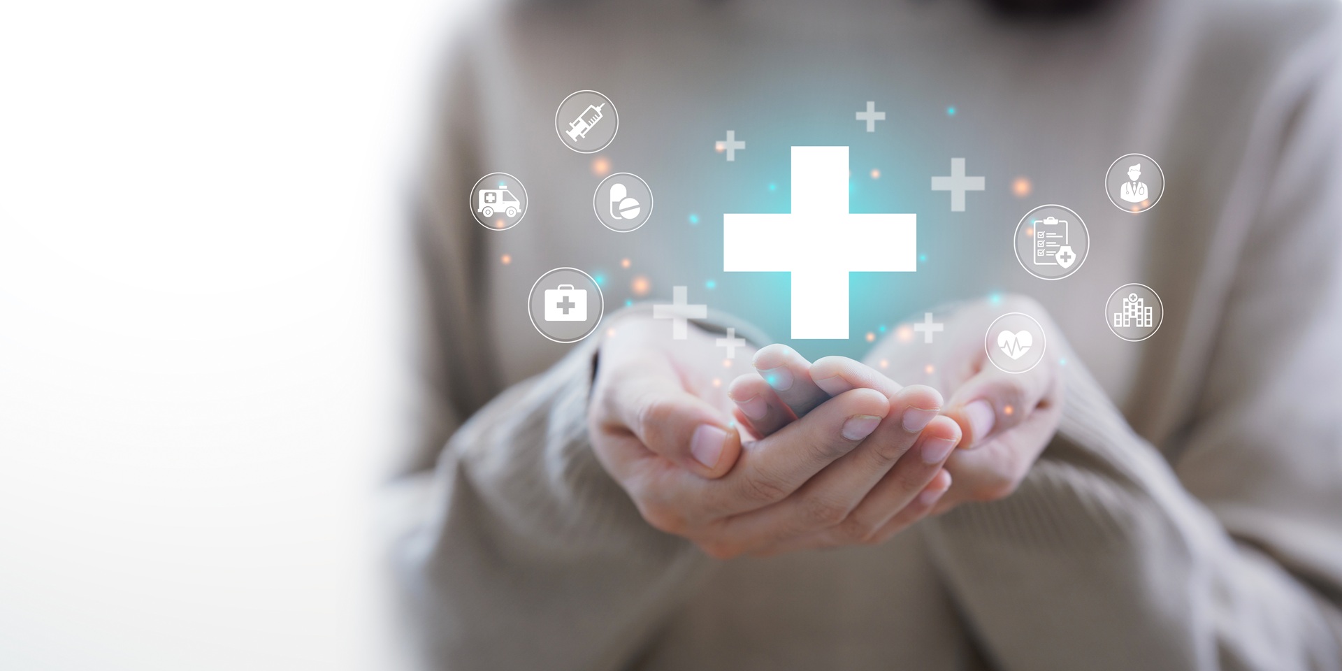 Hände mit leuchtendem Gesundheitssymbol | Chiropraktik in Berlin