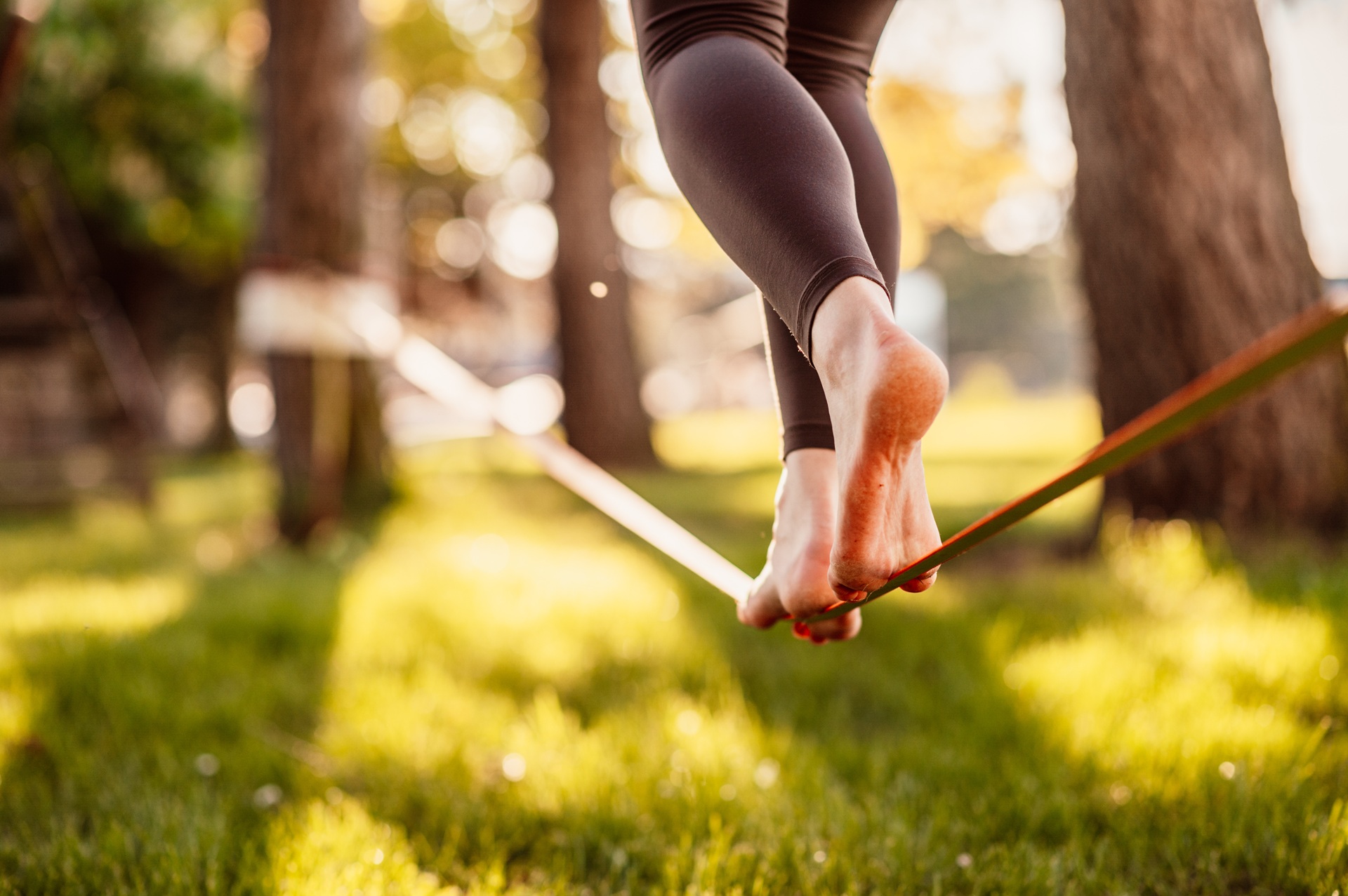 Slacklining im Freien zur Verbesserung der Balance | Compoundbogen