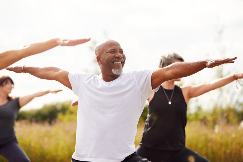 Gruppe trainiert Yoga im Freien | Chiropraktik in Berlin